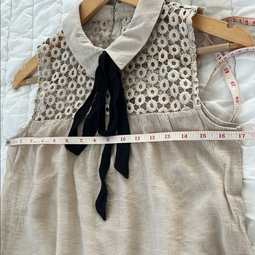 💚BUY 3 for $15💚 💚 Anthropologie Sleeveless Beige Lace Bow Top - Picture 4 of 4